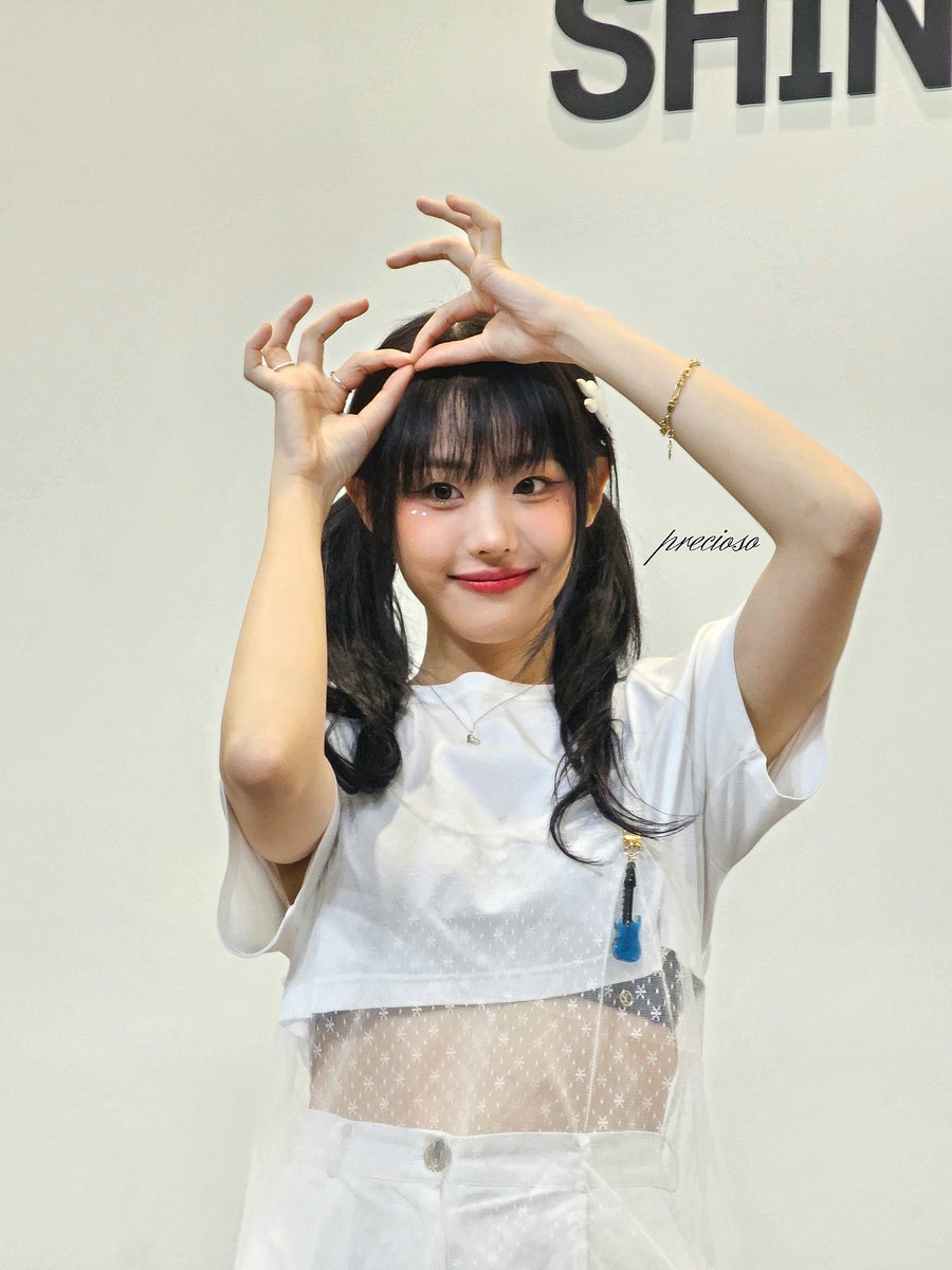 241027 케이팝스토어 히나 사진

 #qwer #큐더블유이알 #히나 #냥뇽녕냥 #hina @hapycb https://t.co/KNICBmrsTO