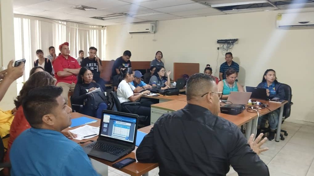 MonagasComunas's tweet photo. 📢 || Este #28deOct, Autoridad Única de Comunas en el estado #Monagas, Julio Castillo,sostiene reunión con equipo de @ComunasVE_ y sus entes adscritos,para evaluar los avances de los proyectos de la Consulta Popular y organizar tareas relacionadas con el poder popular organizado. https://t.co/WtrrWu0KXe