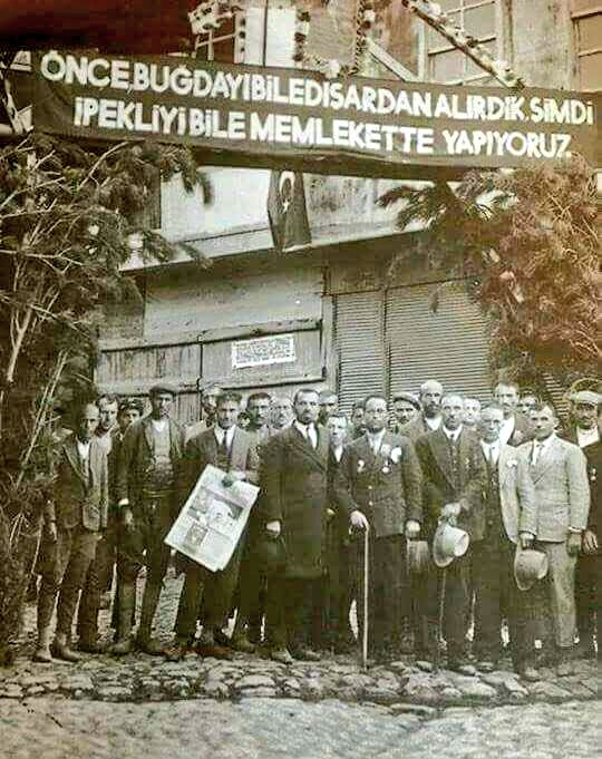Cumhuriyet ne midir?

1923'te una, ipekli kumaşa muhtaç olan Türkiye'nin, 1938'de buğday ihraç edebilmesi, ipekli kumaşı Türkiye'de ütetebilmesidir Cumhuriyet..