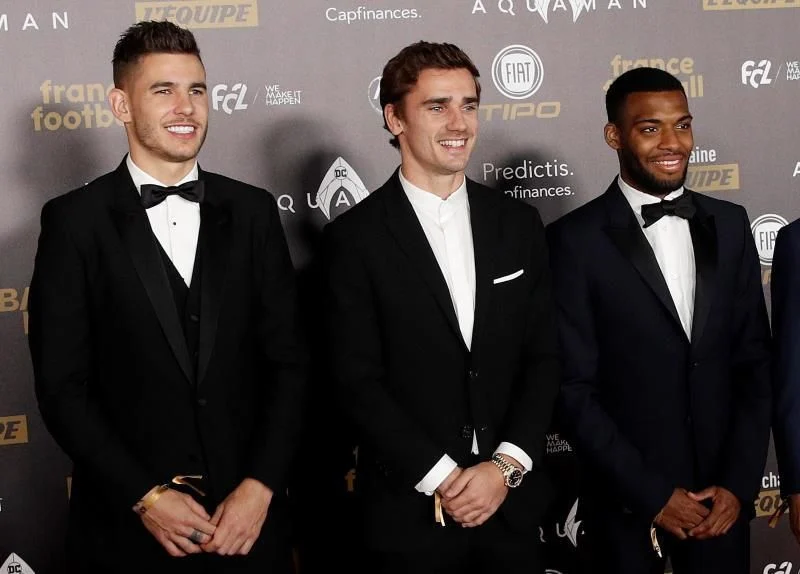 Dvinuesa's tweet photo. Griezmann después de ganar Mundial, Europa League y Supercopa de Europa marcando goles como soles y siendo el mejor de Atlético y Francia no ganó el Balón de Oro  

Él ya sabía que no lo iba a ganar y fue a la gala  

Cuando pierde, Griezmann sí da la mano. Mucho lema... https://t.co/Wztfxm07Qs