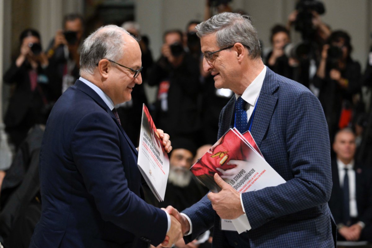 All’assemblea <a href="/diocesidiroma/">Diocesi di Roma</a> con <a href="/Pontifex_it/">Papa Leone XIV</a>, il direttore di Caritas Roma ha consegnato al sindaco di
<a href="/Roma/">Roma</a> <a href="/gualtierieurope/">Roberto Gualtieri</a> il sussidio «Ricucire lo strappo oltre le “(Dis)uguaglianze”». Far diventare #Roma “città della speranza”, l’auspicio del Papa caritasroma.it/2024/10/il-pap…