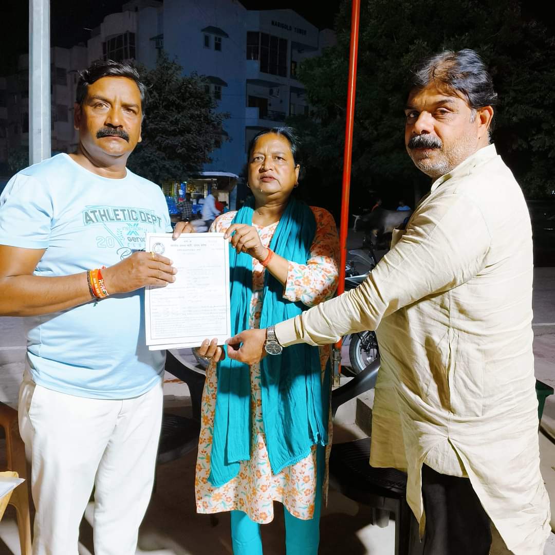 SumanLata09's tweet photo. आज लखनऊ पूर्व विधानसभा मंडल -3 के यशस्वी मंडल अध्यक्ष #DevendraVerma जी एवं पार्षद प्रतिनिधि #Sunilshankhdhar ji को सक्रिय सदस्यता का फार्म जमा कर सक्रिय सदस्यता प्राप्त करते हुए ।
#govindnarayanshukla
#NeerajSingh #KamleshMishra #0pshrivtastav #bjpmmAvadh #DPBharati https://t.co/bJupe4mdqL