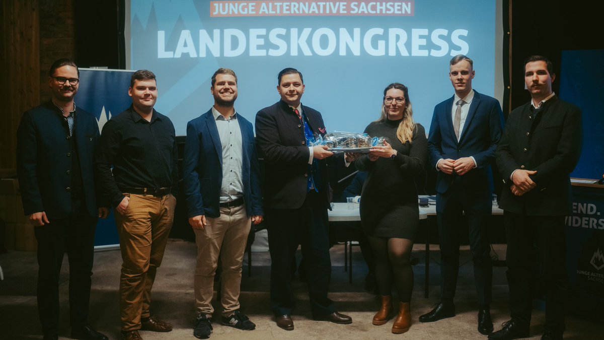 Nach knapp vier Jahren als Vorsitzender unseres Landesverbandes trat Alexander Wiesner aus Altersgründen am Wochenende nicht mehr für den Landesvorstand der Jungen Alternative Sachsen an. 

In diesem Rahmen bedankten wir uns für die erfolgreiche gemeinsame Zeit, in der wir die JA