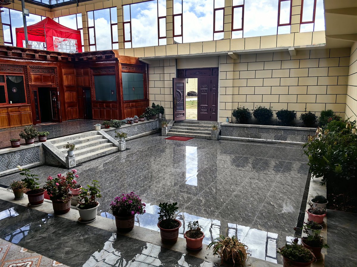 云南少数民族的居住条件比我想象的好多了，第一次去藏民家吃饭，感觉比沿海发达地区的别墅还要豪华。 https://t.co/gyYgfWanUw