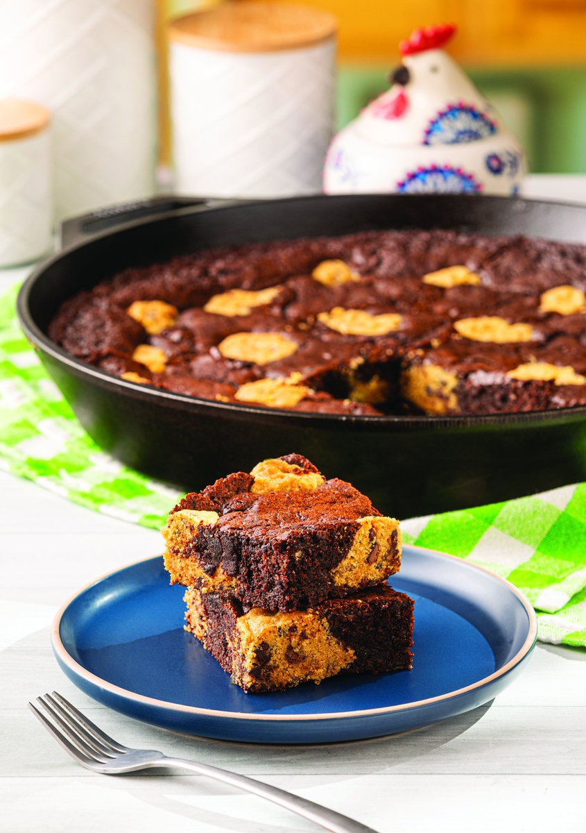 RealMomOfSFV's tweet image. Mama Bell's Big Family Cooking written by @JusttheBells10 has over 100+ recipes to choose from. Check out my #CookbookReview here --&amp;gt; bit.ly/40hgmtW AND get Heather Bell's recipe for Cast Iron Chocolate Chip–Stuffed Brownies! #cookbook #justthebells10 #mediareview