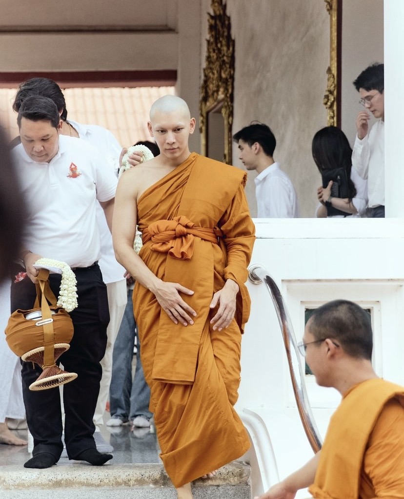 tvpoolsocial's tweet photo. พระมิว เผย อาตมาขอขอบคุณโยมที่มาร่วมงานอุปสมบทครั้งนี้

อาตมาขอขอบคุณโยมที่มาร่วมงานอุปสมบทครั้งนี้ หลังจากนี้อาตมาจะลดการโพสรูป เพื่อตั้งใจกับการศึกษาพระธรรม คาดว่าจะลงเมื่อเห็นควรอยากสื่อสารเพียงเท่านั้น โพสเกี่ยวกับงาน หลังจากนี้ จะเป็นโพสที่แอดมินทำหน้าที่ลงให้ เช่นงานที่สืบเนื่องมา จากก่อนอุปสมบท  #MewSuppasit #มิวศุภศิษฏ์ 
#ปุญญวัฑฒโนภิกขุ