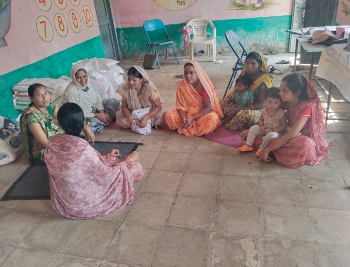 RoshaniYad54697's tweet photo. ग्राम पंचायत उमरखली आंगनवाड़ी क्रमांक 2 में मातृ सहयोगिनी समिति की बैठक रखी  जिसमे पैसा एक्ट एवम महिला सशक्तिकरण की जानकारी दी
#PESA_ACT 

@WelfareTribal
@CMMadhyaPradesh @ChouhanShivraj @CollecterK @DrMohanYadav51 @drnarottammisra @gajendra4bjp
@minprdd @PROJSKhargone @mp_wcdmp https://t.co/atKQZ7UMOX