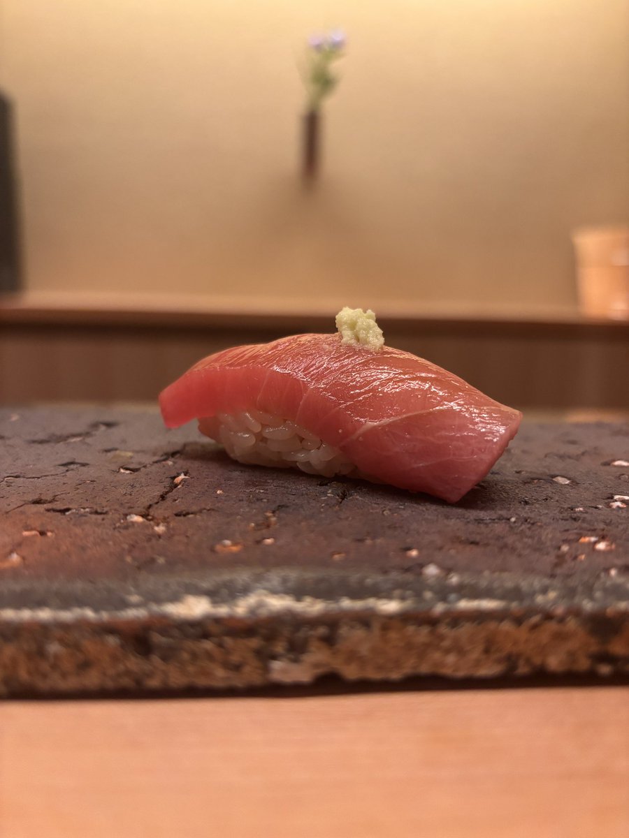 OFFICELifeFUN's tweet photo. 大阪に行ったら絶対行きたかった、ずっとお世話になっていた大将が独立されたお店、大阪「ゑにし」
昔話をしながら美味しいお寿司とお酒をいただき、感謝感謝です。いつもありがとうございます。
#えにし　#ゑにし　#大阪最高 https://t.co/B53UyvzBdv