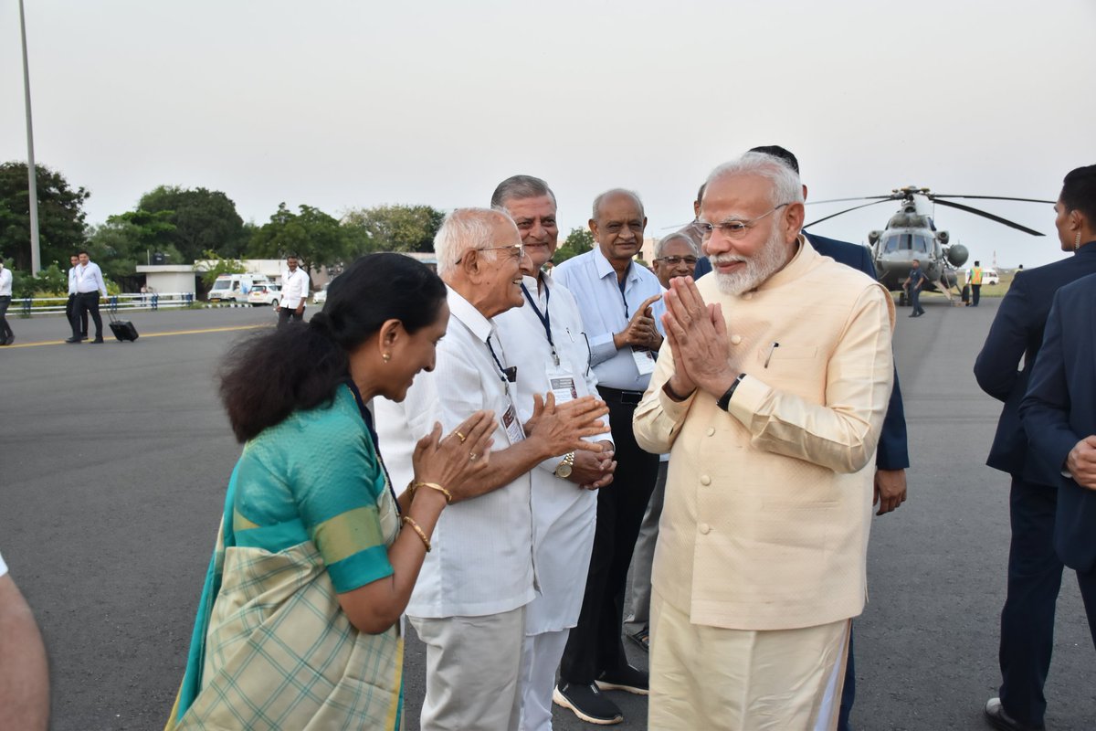 વડાપ્રધાન શ્રી નરેન્દ્રભાઇ મોદીનું ભાવનગર એરપોર્ટ ખાતે ભાવસભર સ્વાગત કરાયું
                              ----- 
ભારતના વડાપ્રધાન શ્રી નરેન્દ્રભાઇ મોદી અમરેલી જિલ્લાના પ્રવાસે આવતા ભાવનગર એરપોર્ટ પર સ્વાગત કરવામાં આવ્યું હતું.