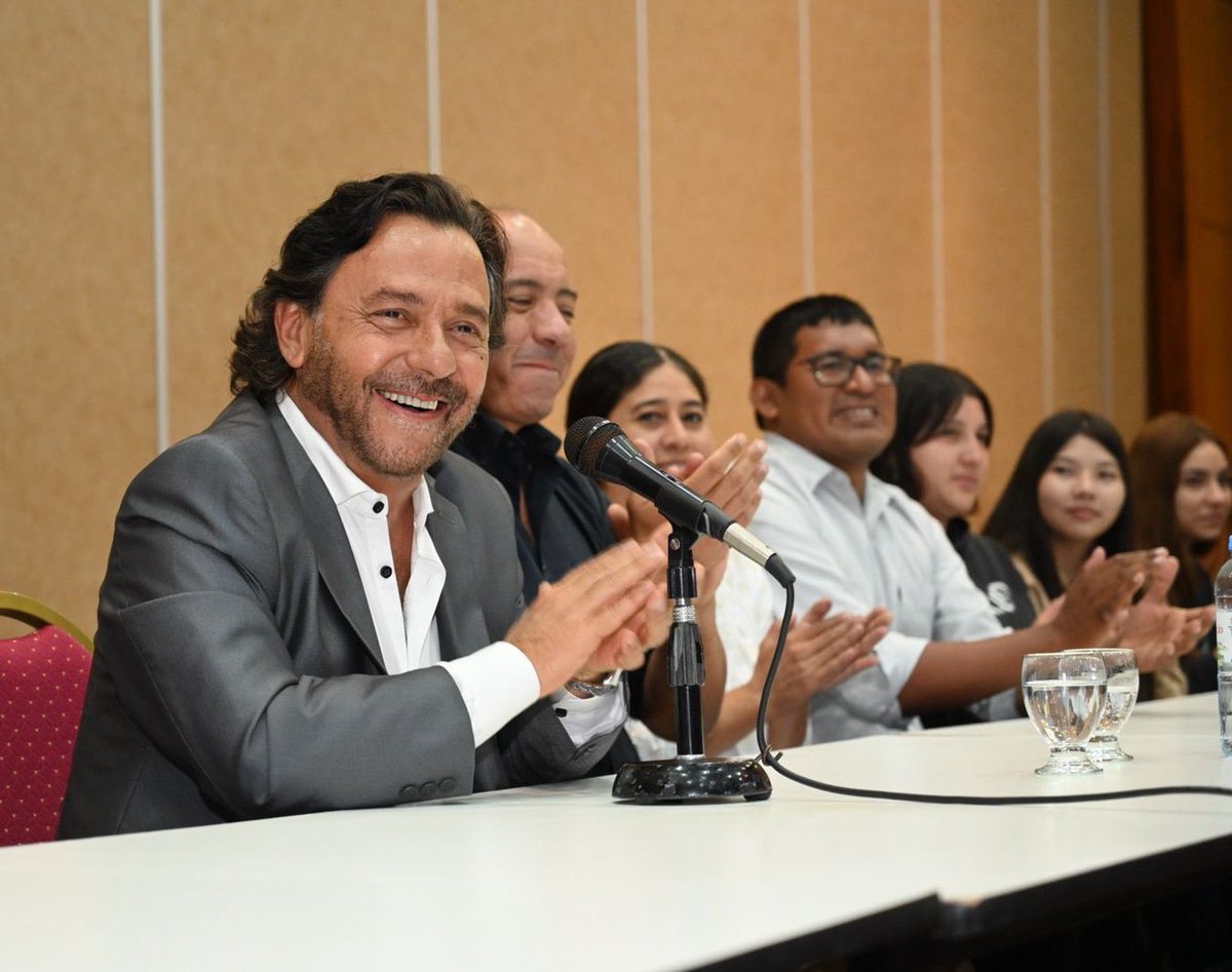 Recibí en Casa de Gobierno a 40 alumnos de 4° y 5° del colegio San Francisco Solano de Embarcación, quienes se encuentran en la capital provincial en un viaje de estudios. 

Durante el encuentro, compartimos un lindo momento y me contaron cuáles son sus sueños y proyectos a