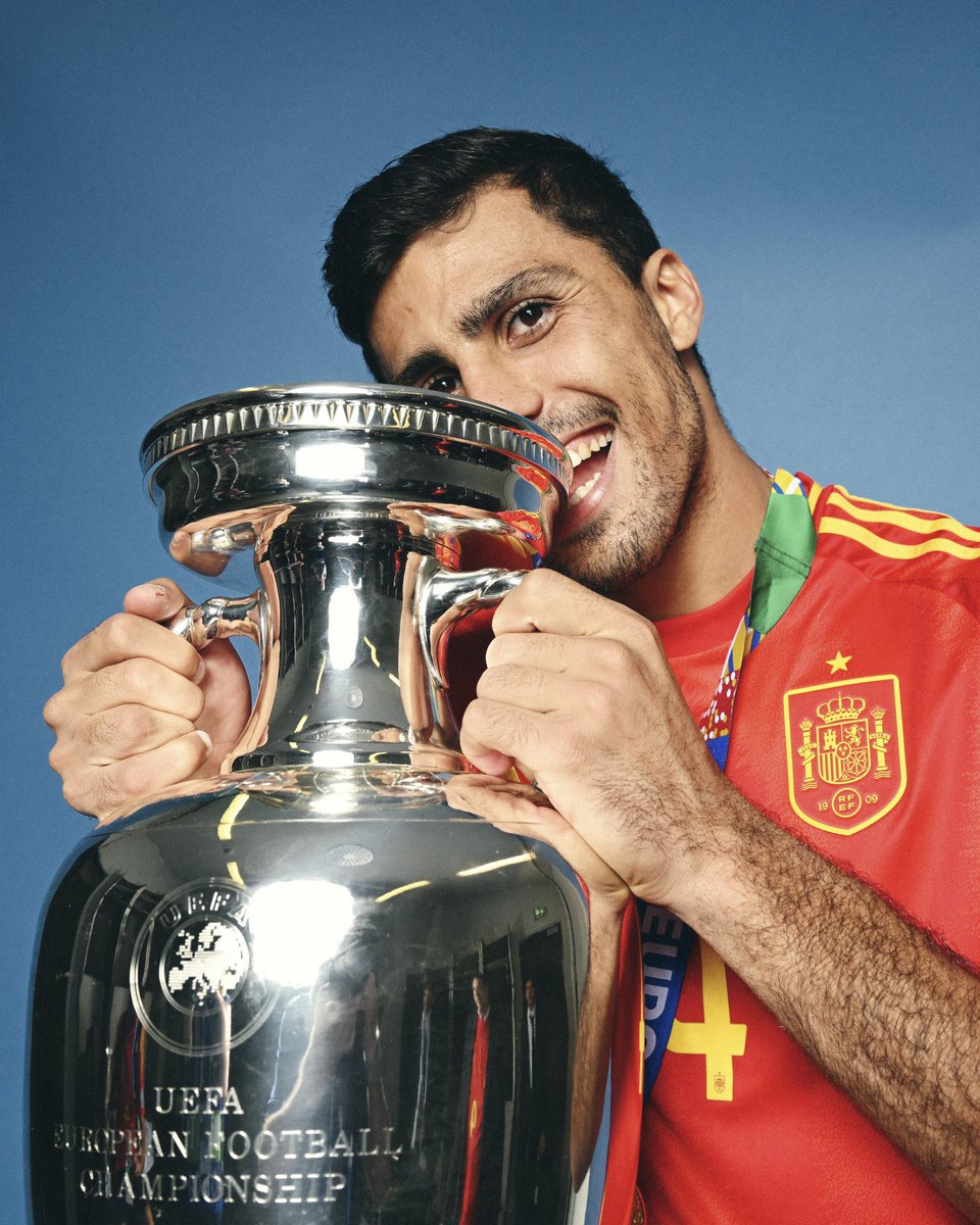 ManCityBrazil's tweet image. 🔘 Sem redes sociais  
🔘 Sem tatuagens  
🔘 Sem penteados extravagantes  
🔘 Sem carros de luxo  
🔘 Joga com camisa para dentro do calção  
🔘 Tem formação acadêmica  
🔘 Focado apenas no jogo dentro de campo  
🔘 Um jogador à moda antiga  

Football is healing