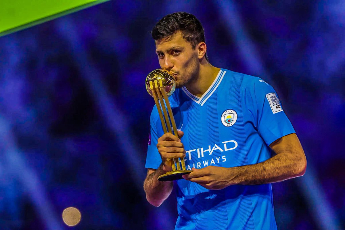 ManCityBrazil's tweet image. 🔘 Sem redes sociais  
🔘 Sem tatuagens  
🔘 Sem penteados extravagantes  
🔘 Sem carros de luxo  
🔘 Joga com camisa para dentro do calção  
🔘 Tem formação acadêmica  
🔘 Focado apenas no jogo dentro de campo  
🔘 Um jogador à moda antiga  

Football is healing