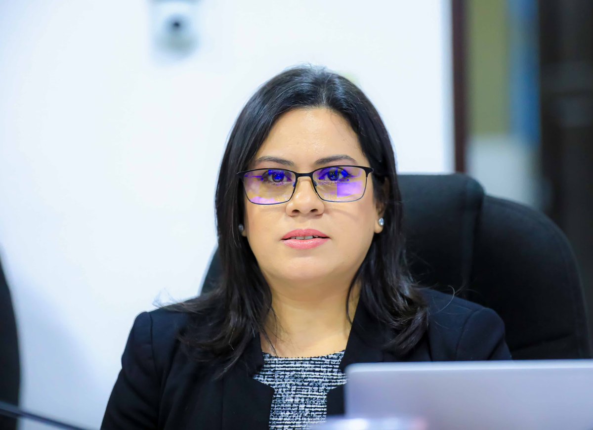 AsambleaSV's tweet photo. #ComDiásporaYLegislación | La representante de @cancilleriasv, Patricia Bran, explica que el acuerdo sobre las Prestaciones de la Condición de la Misión Multinacional de Apoyo a la Seguridad (MMAS) en Haití, tiene los siguientes objetivos: 

✅ Fortalecer la seguridad de Haití por medio del apoyo internacional, a fin de mejorar la calidad de respuesta ante los desafíos que enfrentan

✅ Proporcionar seguridad jurídica para los estados parte que participarán en este apoyo, los contratistas y personal de la misión

✅ Definir los derechos, las responsabilidades y las limitaciones que tendrá cada estado participante, dejando una condición jurídica clara, a fin de garantizar la libertad de movimiento para la misión en Haití

✅ Garantizar la protección de la misión