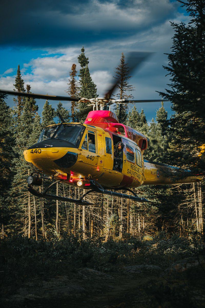 JRCCTrentCCCOS's tweet photo. Un CH-146 Griffon du #424esc a été chargé de l'évacuation médicale d'un campeur de l'arrière-pays @Algonquin_PP samedi soir. L'équipage du Griffon a hissé le patient et l’a transféré à l'hôpital de Huntsville. #SAUVETAGE
* photo d'archive https://t.co/p6P36W4TGx
