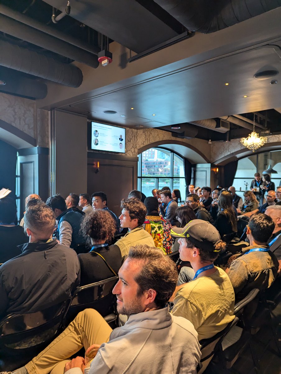 Techweek_'s tweet photo. ✨throwback to an incredible evening at #SFTechWeek! @googlecloud transformed Oracle Park into an innovation hub with @michellevolz, Howard Wright (@NVIDIA), @larjo280 & @joshuamarcuse tackling public sector transformation. Packed house, powerful insights!  #AmericanDynamism