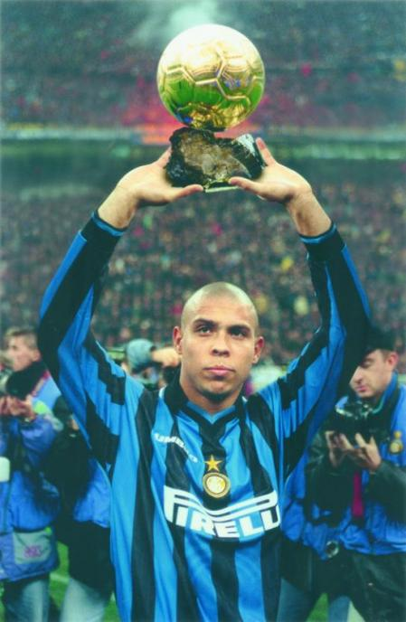gitfcb's tweet photo. 4️⃣ Youngest Winner Ever 👶
Ronaldo set the record as the youngest winner at just 21 in 1997. It marked the beginning of a legendary career and a legacy that influenced generations of footballers. https://t.co/19dLXEEnGY