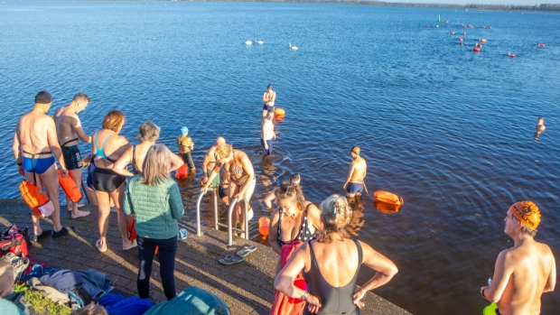 [Extra] [Foto’s] Huizensche Plonsclub springt in koud water én uit comfortzone -  huizernieuws.nl/l/344482