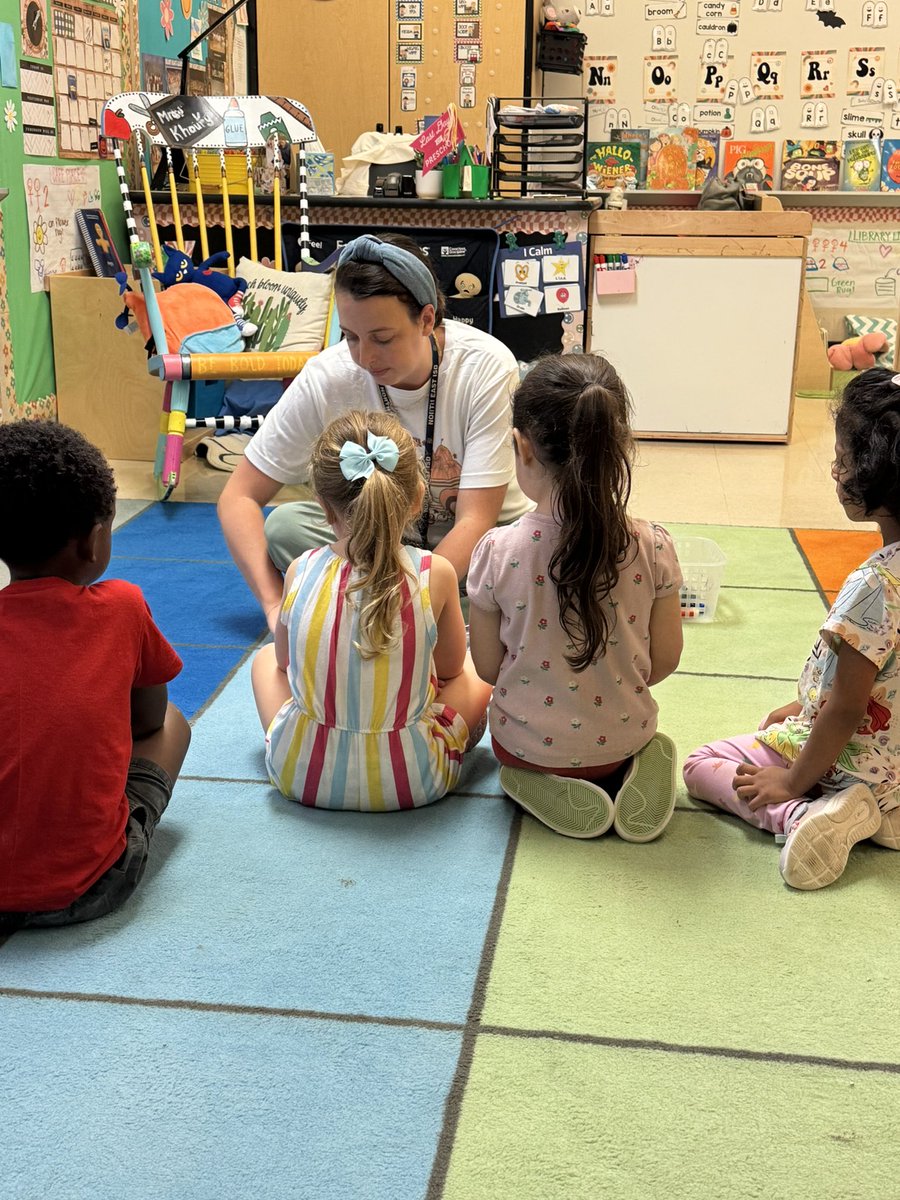 Memorable moments alongside Tuscany Heights Pre K and Mrs. Khoury! Her students had a great time practicing beginning sounds with Halloween vocabulary words! 🎃 ✏️✨