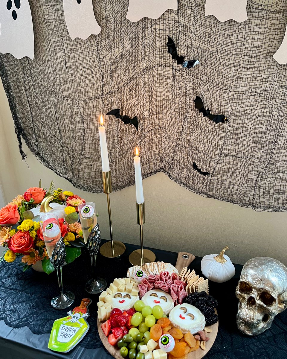 This Halloween spread will put a spell on you 🧙‍♀️✨

Prepare for the arrival of your favorite witches with enchanting florals and festive charcuterie: bit.ly/3BZbwaD