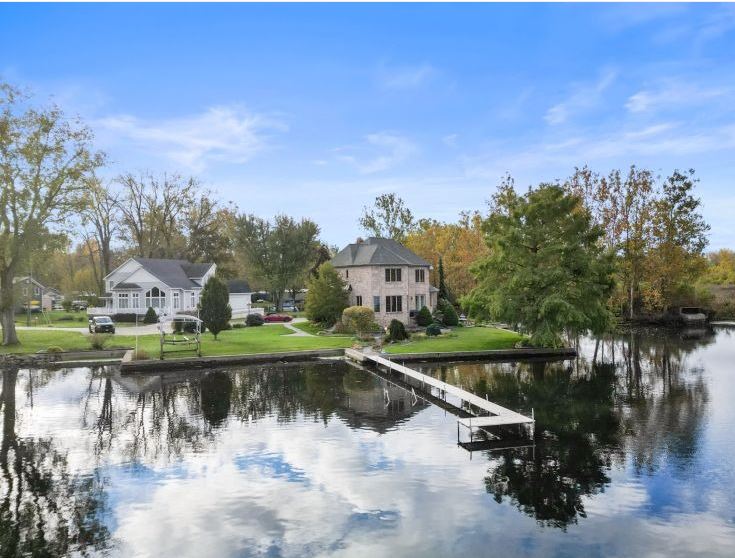 LakeHousedotcom's tweet photo. For Sale: Big Barbee Lake in IN, $1,299,000, 4 br, 3.5 ba,
282 feet lake frontage, All-sport, Lake Home. 
https://t.co/M42iZ5kwlA
#lakehouse #lakehome #lakefront #lake #lakes #lakeside #lakeproperty #lakeview #lakehousecom #waterfront https://t.co/XTt6OIOYMI