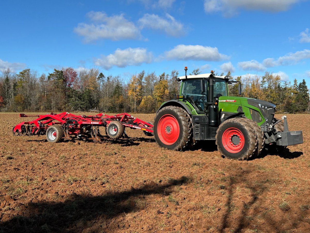 Our PEI team is out on demo this week with the HORSCH Terrano GX. Interested in seeing how it works in your field? Tweet us or message to schedule your demo. #HJVEquipment #HORSCH #Fendt942 #PEIAg #FutureGround