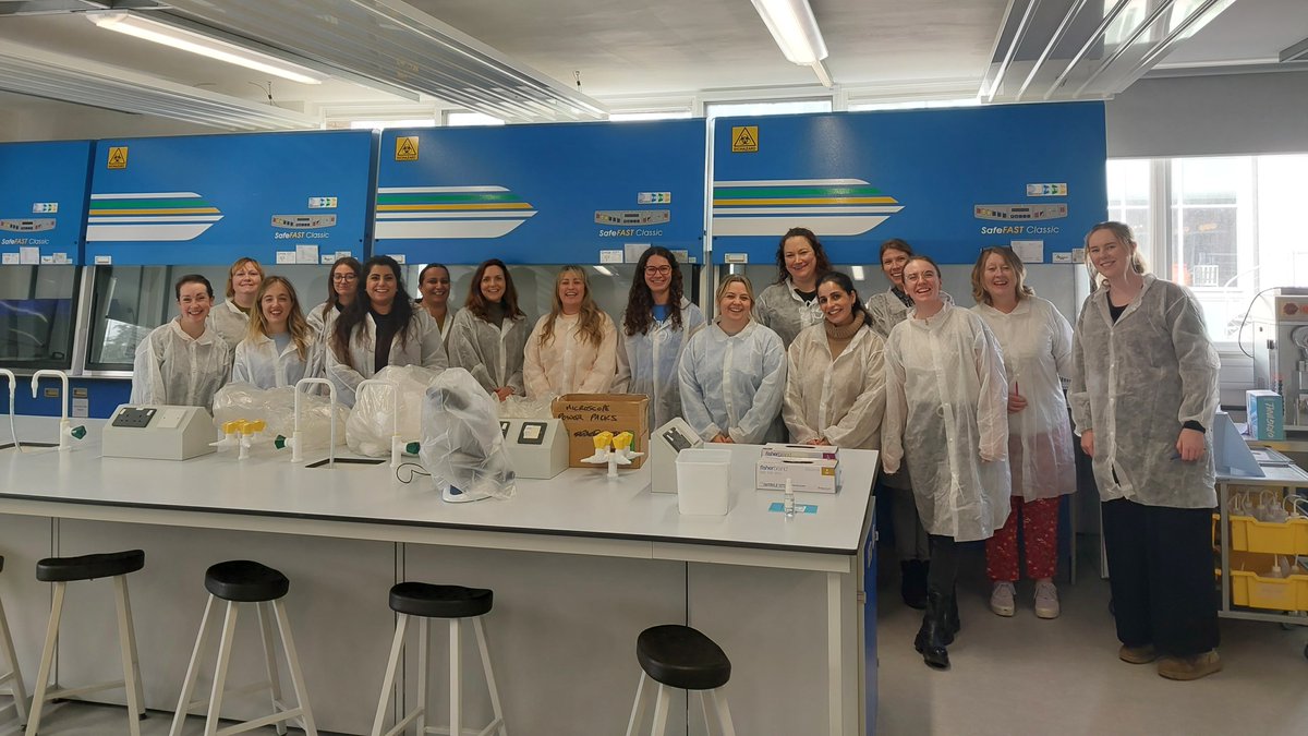 Class of '24! @SwanseaMedicine Clinical Infection Therapy course prepared for the microscopy practical🔬 As always, an absolutely lovely multi-professional group, from all across Wales.