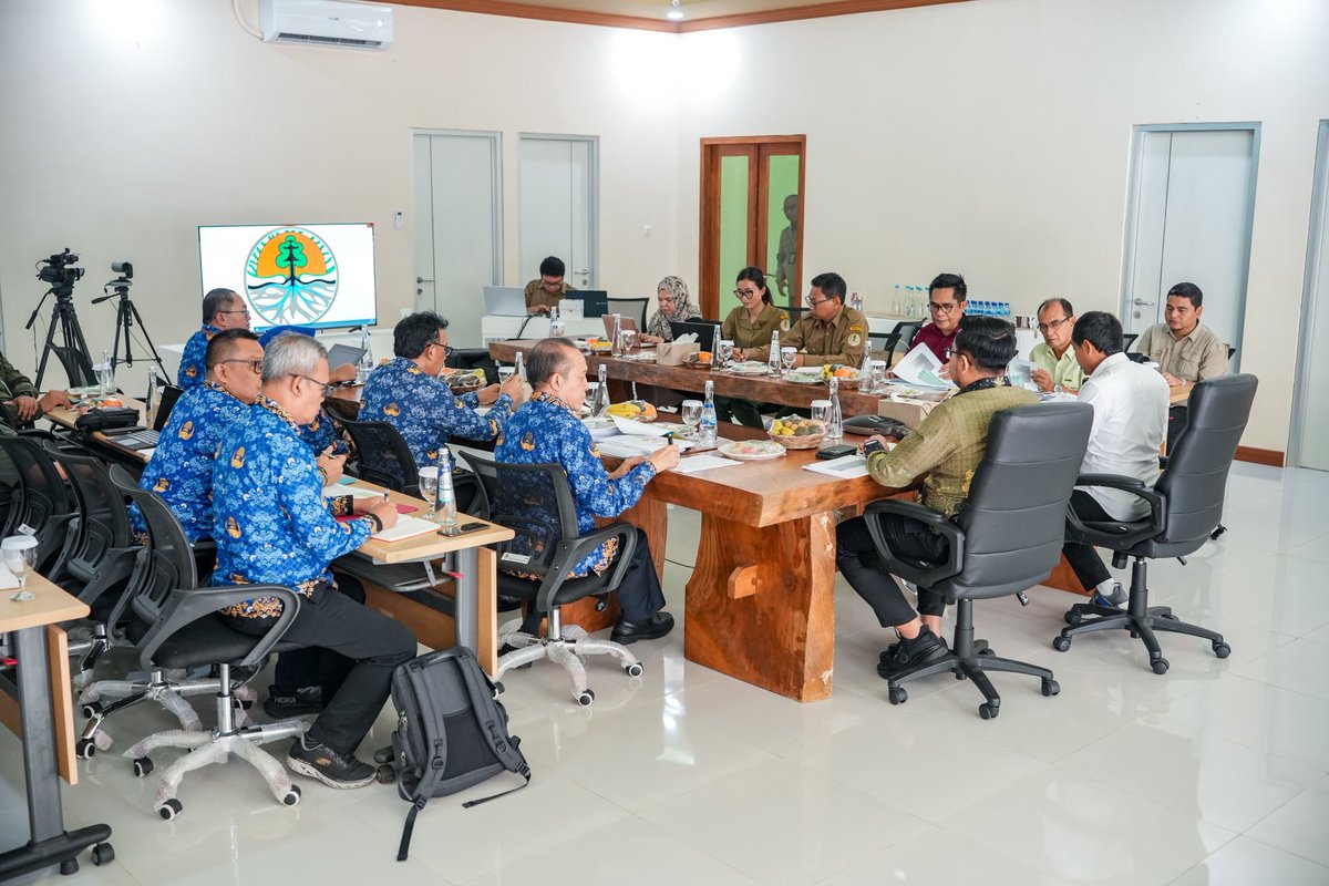 RajaJuliAntoni's tweet photo. Bertempat di Kantor Pusat Sumber Benih Dan Persemaian Rumpin (RSSNC/Rumpin Seed Source and Nursery Center) tak jauh dari lokasi Persemaian, siang hingga petang hari tadi,  Saya bersama Pak Wamen Sulaiman Umar Siddiq memimpin rapat dengan  jajaran pimpinan Kementerian Kehutanan untuk menentukan alur kerja sesuai arahan Presiden Prabowo Subianto terkait program 100 hari kedepan, di antaranya soal tata kelola sawit di dalam kawasan hutan dan dukungan program swasembada pangan