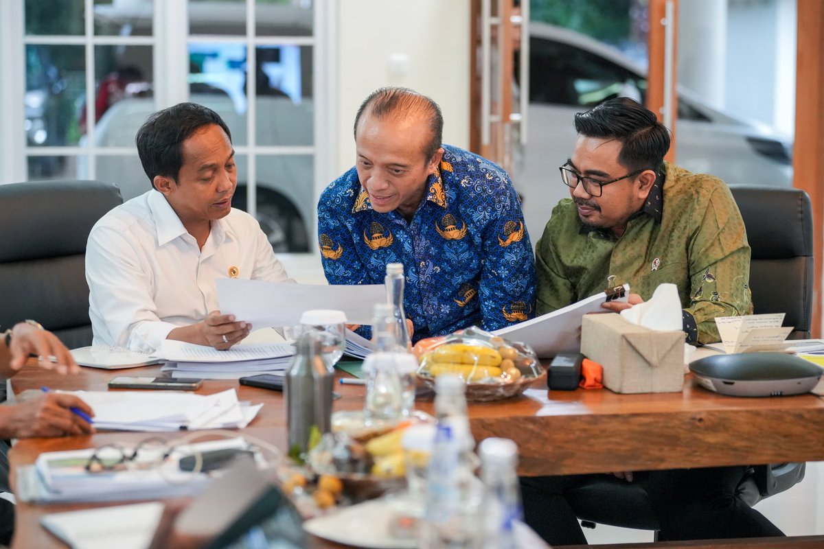 RajaJuliAntoni's tweet photo. Bertempat di Kantor Pusat Sumber Benih Dan Persemaian Rumpin (RSSNC/Rumpin Seed Source and Nursery Center) tak jauh dari lokasi Persemaian, siang hingga petang hari tadi,  Saya bersama Pak Wamen Sulaiman Umar Siddiq memimpin rapat dengan  jajaran pimpinan Kementerian Kehutanan untuk menentukan alur kerja sesuai arahan Presiden Prabowo Subianto terkait program 100 hari kedepan, di antaranya soal tata kelola sawit di dalam kawasan hutan dan dukungan program swasembada pangan