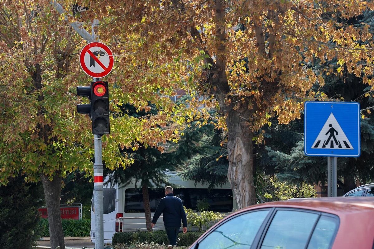 eskisehirbb's tweet photo. Trafik ışıklarımız ay yıldızla donatıldı! 🇹🇷

29 Ekim Cumhuriyet Bayramı’nı coşkuyla kutlarken, caddelerimizdeki trafik ışıklarını da ay-yıldız ile donattık. https://t.co/7bK2JP7k17