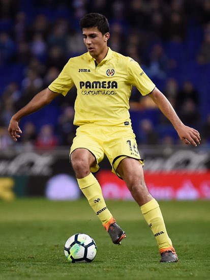 monicabenaventv's tweet photo. Siempre que lo veo jugar pienso en aquella  primera entrevista al Rodri debutante en el 1er equipo del @VillarrealCF 
Rodrigo ya sentaba cátedra en la medular del mini y en el @cdroda desde niño. 
Rodrigo, alumno @UJIuniversitat 
La camiseta por dentro. 
Ojalá este balón de oro. https://t.co/O07sj10IMx