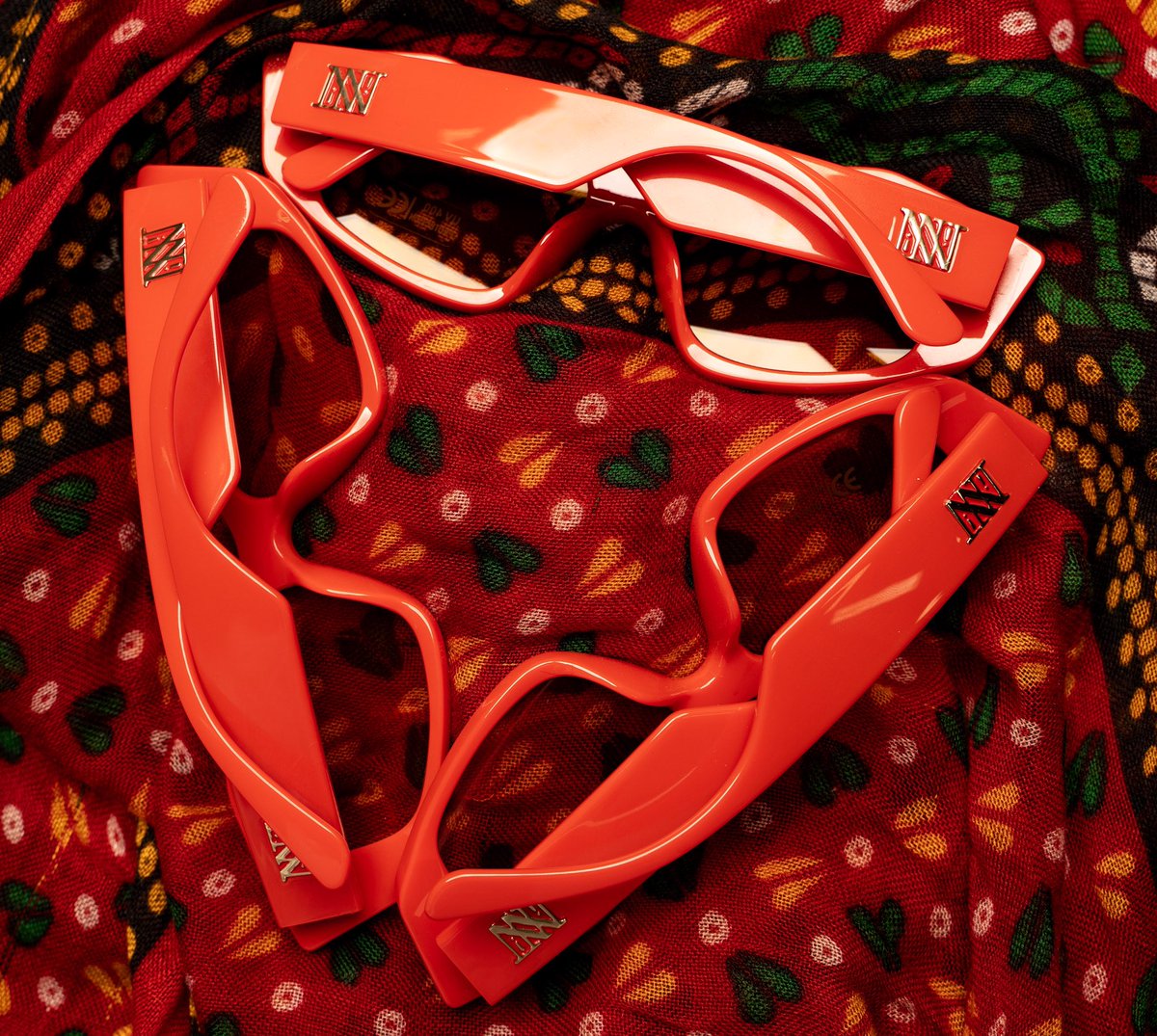 N U E V A tweet media