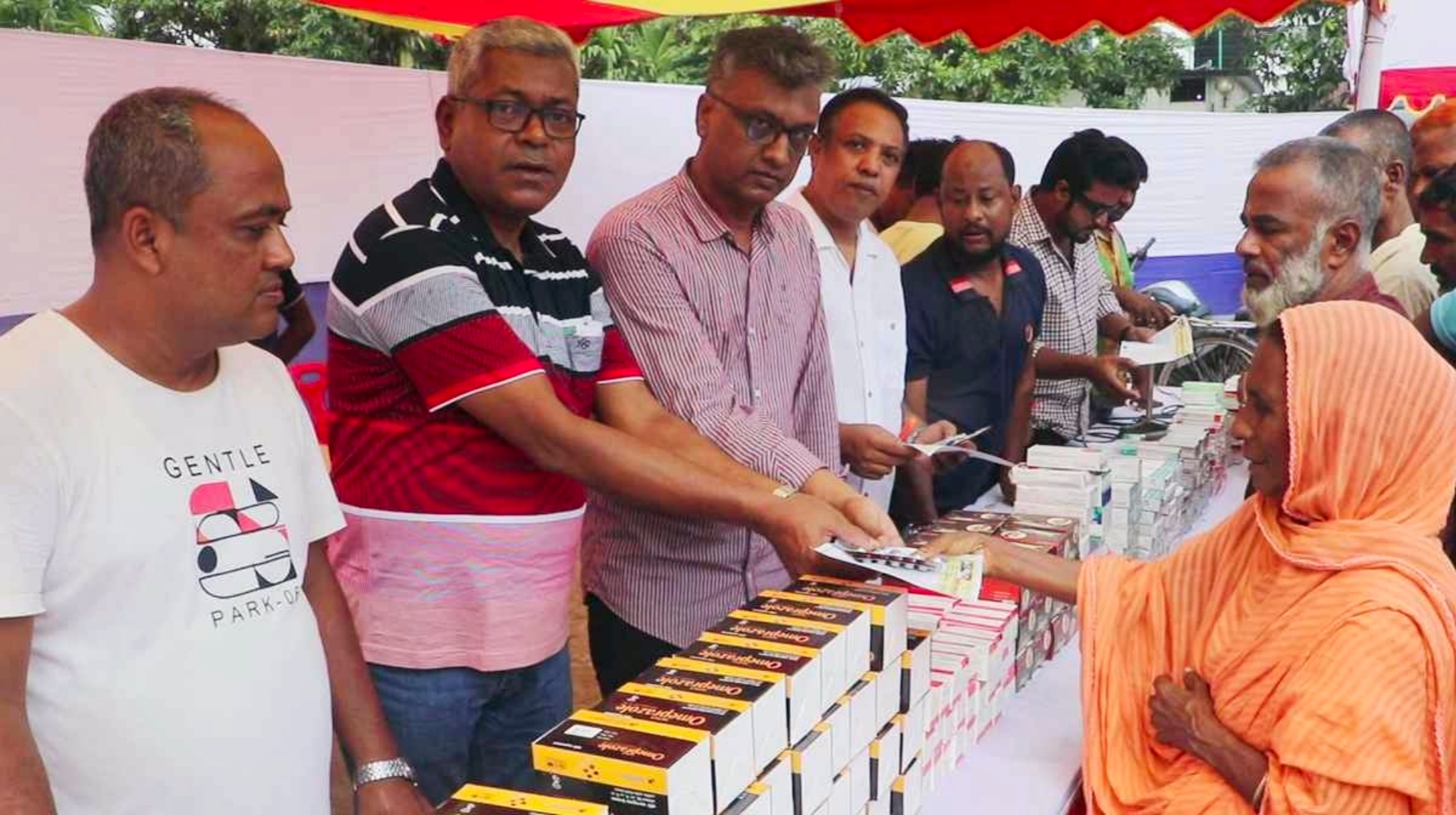 যুবদলের প্রতিষ্ঠাবার্ষিকী উপলক্ষে নওগাঁয় ফ্রি মেডিকেল ক্যাম্প