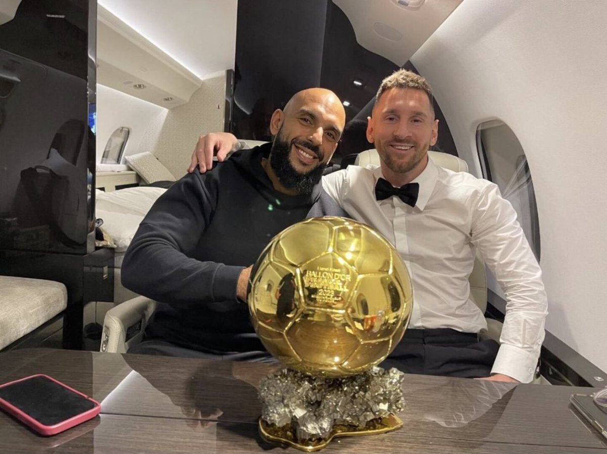 Crackbol10's tweet photo. El guarda espaldas de Messi ha tocado más balones de oro que Vinicius JAJAJA 🤣 https://t.co/nOoUuHLGcm