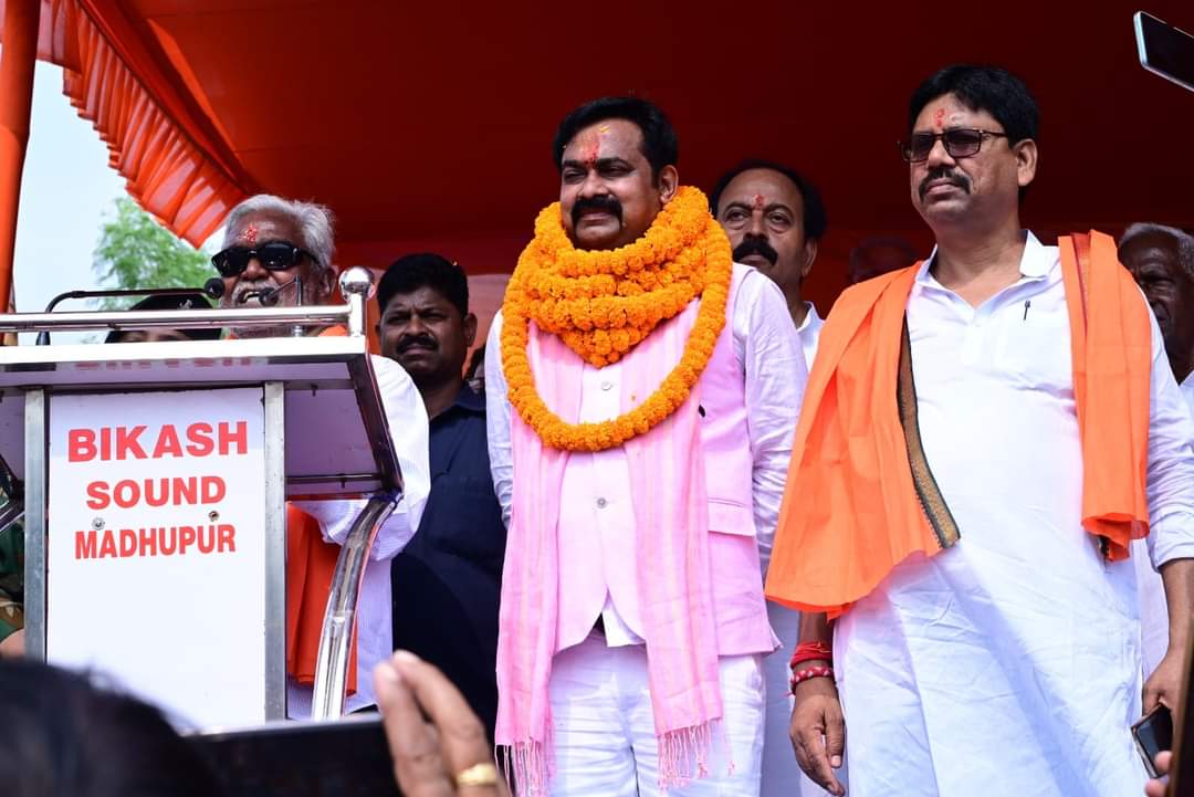 ChampaiSoren's tweet photo. इस बार मधुपुर में परिवर्तन तय है। 

आज मधुपुर विधानसभा से भाजपा प्रत्याशी श्री गंगा नारायण सिंह की नामांकन सभा के दौरान उपस्थित जनसैलाब ने भाजपा की प्रचंड जीत का संकेत दे दिया।

झारखंड की जनता बदलाव चाहती है और मधुपुर में उमड़ा यह जनसैलाब ना सिर्फ सत्ता, बल्कि पूरी व्यवस्था में परिवर्तन का मार्ग प्रशस्त करेगा।
