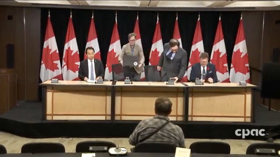 HeatherMoAndCo's tweet photo. @csiscanada @NSICOPCanada As you can see, the room was packed with reporters. 🤦‍♀️

Only one reporter in the room asking a question - anti-Trudeau zealot from atrocious propaganda rag, the Toronto Sun, Bryan Passifiume. #OpWatch #cdnpoli #ForeignInterference #PIFI https://t.co/sBNHeU1Q2H