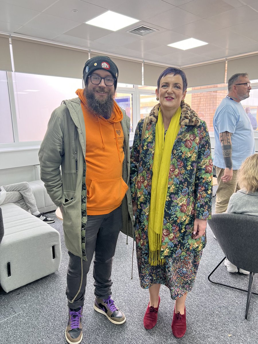 JackieGalbraith's tweet photo. Itโs amazing who visitors, in this case @AConstance23, bump into at the @WestLoCollege #CompassPoint partnership hub!
@KevinNeary12 running his first @AidnAbet_Scot drop-in on campus, @MDeansCreative from the @TheSchemeLivi which is based on campus and the wonderful @cnehme1 https://t.co/btUVUpv3gV
