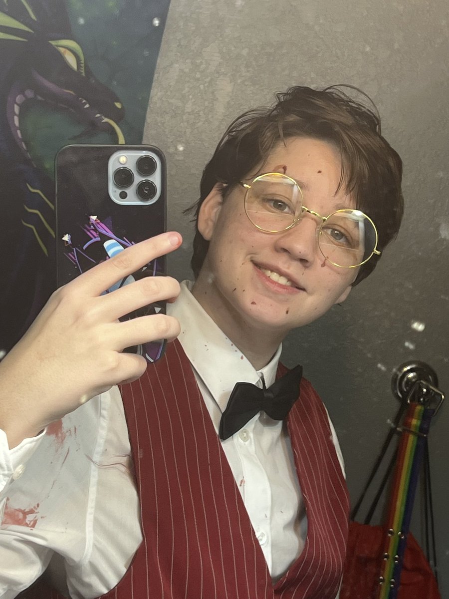 Mim0t0's tweet photo. Does anyone need a good radio host? #Alastor #Radiodemon #Dasies #Hazbin #HazbinHotel #HH https://t.co/rWDhxQ84Dl