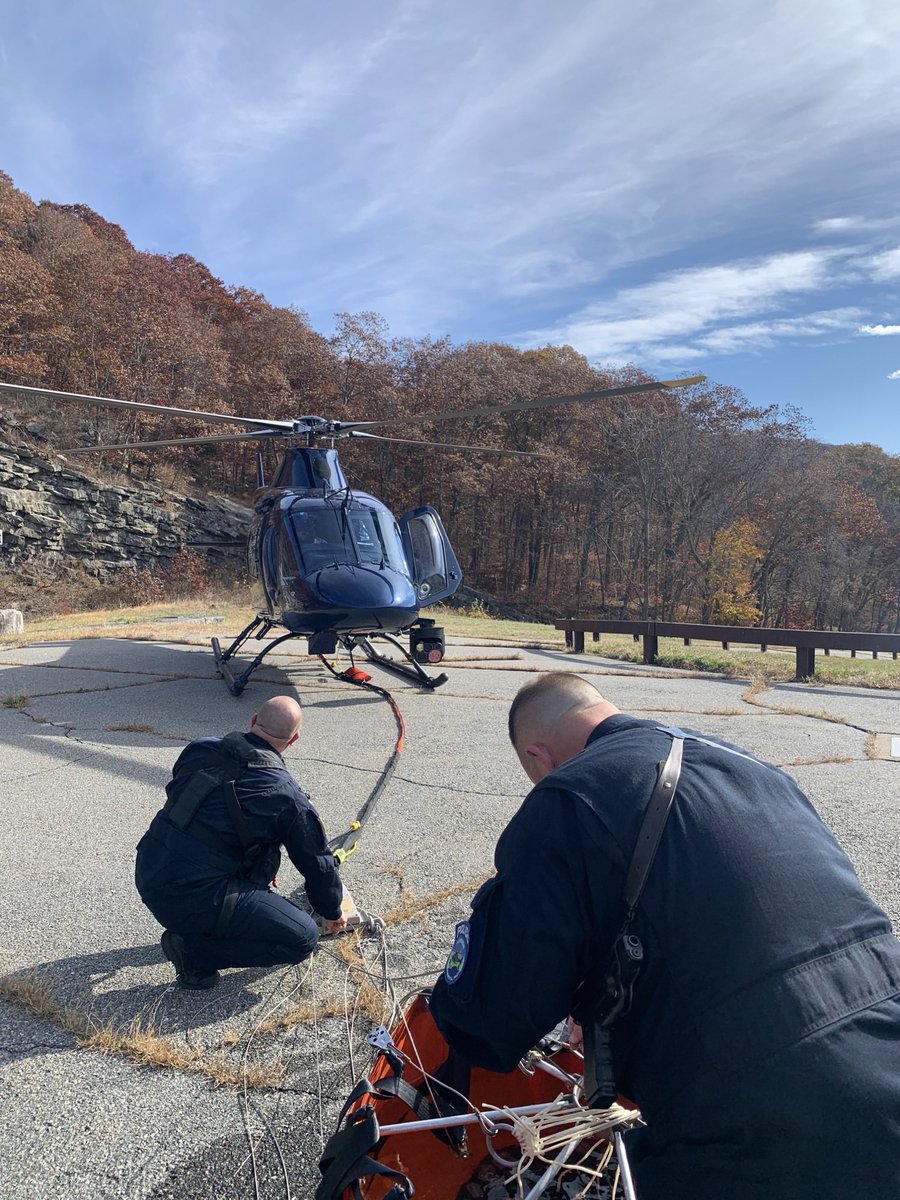 HotshotWake's tweet image. Something you don’t see everyday, New York Police helicopters doing bucket work on the fire outside Putnam, NY. 
#wildfire #nyfire #nywx 
The NY State Police, NY Department of Environmental Protection, Forest rangers, and local departments continue to work multiple fires in the