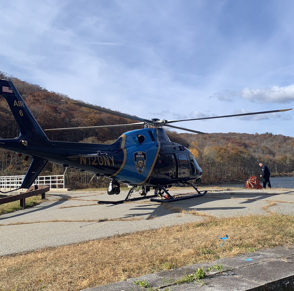 HotshotWake's tweet image. Something you don’t see everyday, New York Police helicopters doing bucket work on the fire outside Putnam, NY. 
#wildfire #nyfire #nywx 
The NY State Police, NY Department of Environmental Protection, Forest rangers, and local departments continue to work multiple fires in the