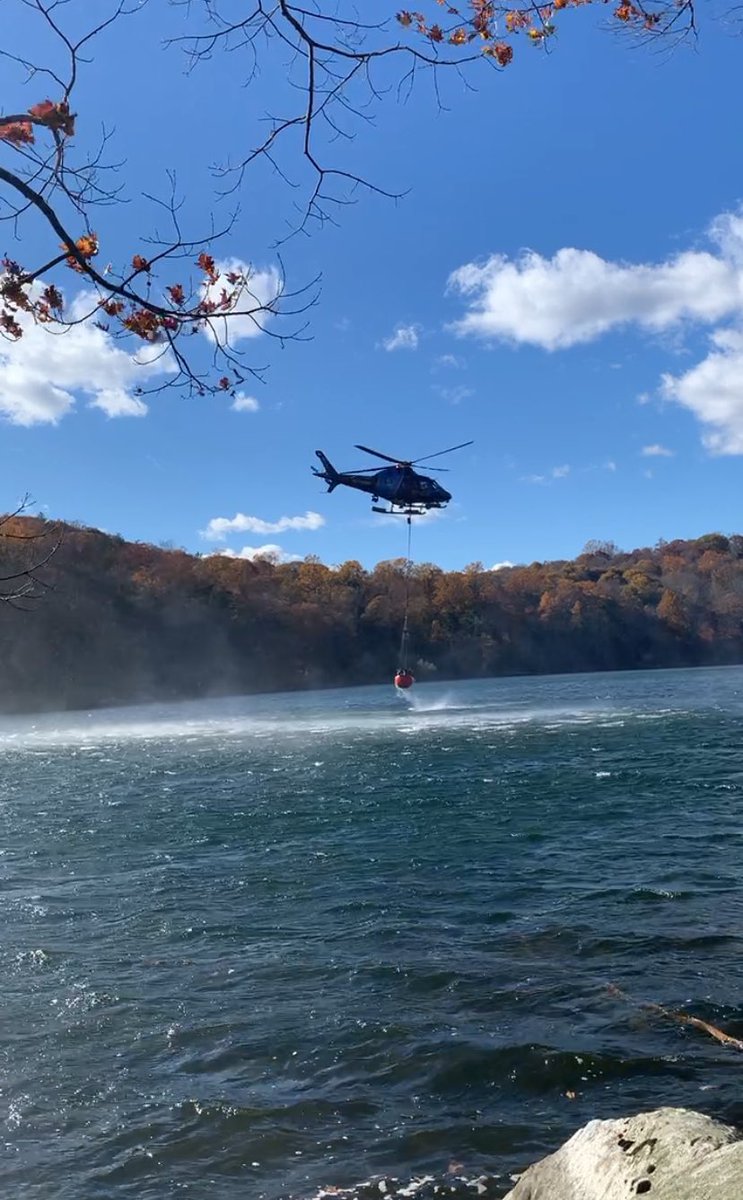 HotshotWake's tweet image. Something you don’t see everyday, New York Police helicopters doing bucket work on the fire outside Putnam, NY. 
#wildfire #nyfire #nywx 
The NY State Police, NY Department of Environmental Protection, Forest rangers, and local departments continue to work multiple fires in the