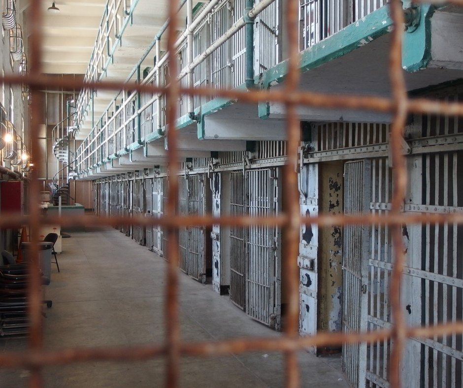 Suicidi in carcere: emergenza che sembra non finire mai.
 
Dall'inizio del 2024 già 77 detenuti si sono tolti la vita.

Sovraffollamento, solitudine, mancanza di prospettive dopo la fine pena: tante le cause che si possono trovare.
 
È un dramma che non può lasciarci indifferenti