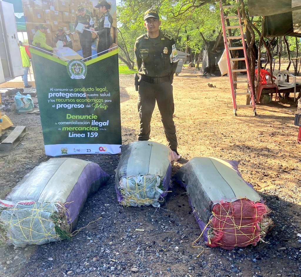 GuajiraPolicia's tweet image. Protegemos el agro y la salud de la ciudadanía. En #Maicao evitamos la comercialización de 220 kilos de productos cárnicos sin los requisitos sanitarios exigidos por @invimacolombia y 1.049 kilos de alimentos perecederos #TodosContraElContrabando