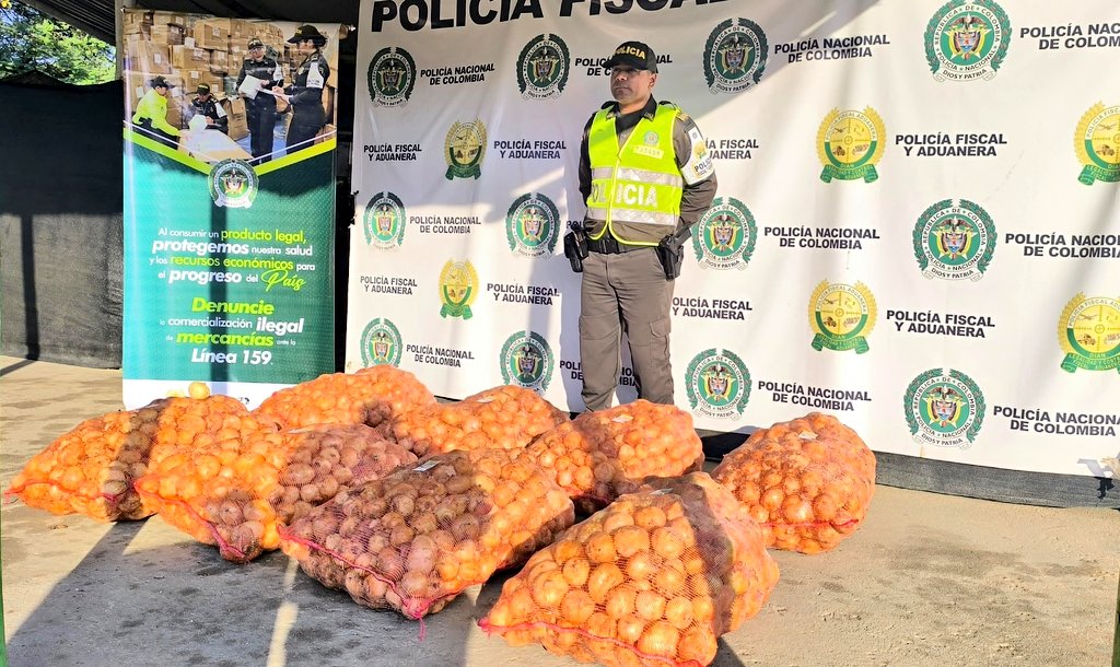 GuajiraPolicia's tweet image. Protegemos el agro y la salud de la ciudadanía. En #Maicao evitamos la comercialización de 220 kilos de productos cárnicos sin los requisitos sanitarios exigidos por @invimacolombia y 1.049 kilos de alimentos perecederos #TodosContraElContrabando
