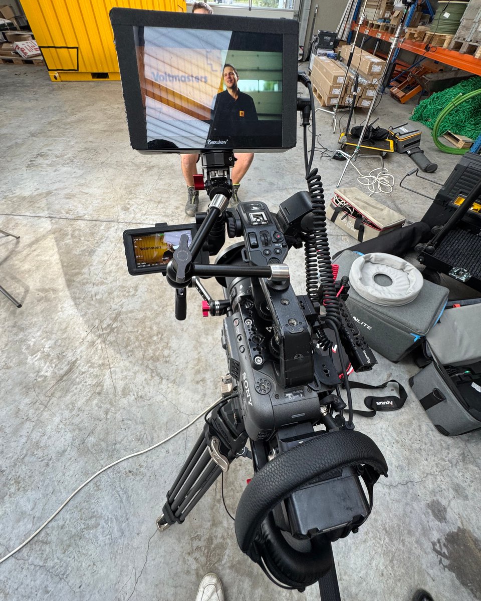 viewsagencybe's tweet photo. Take a peek at this week's top-notch setups! Which one sparks your creativity? 🎬

Wij helpen ondernemers nr. 1 autoriteit worden in hun eigen markt door middel van gerichte video strategieën

👉https://t.co/HtAfknZ1W4 https://t.co/Sme4wvTz4A