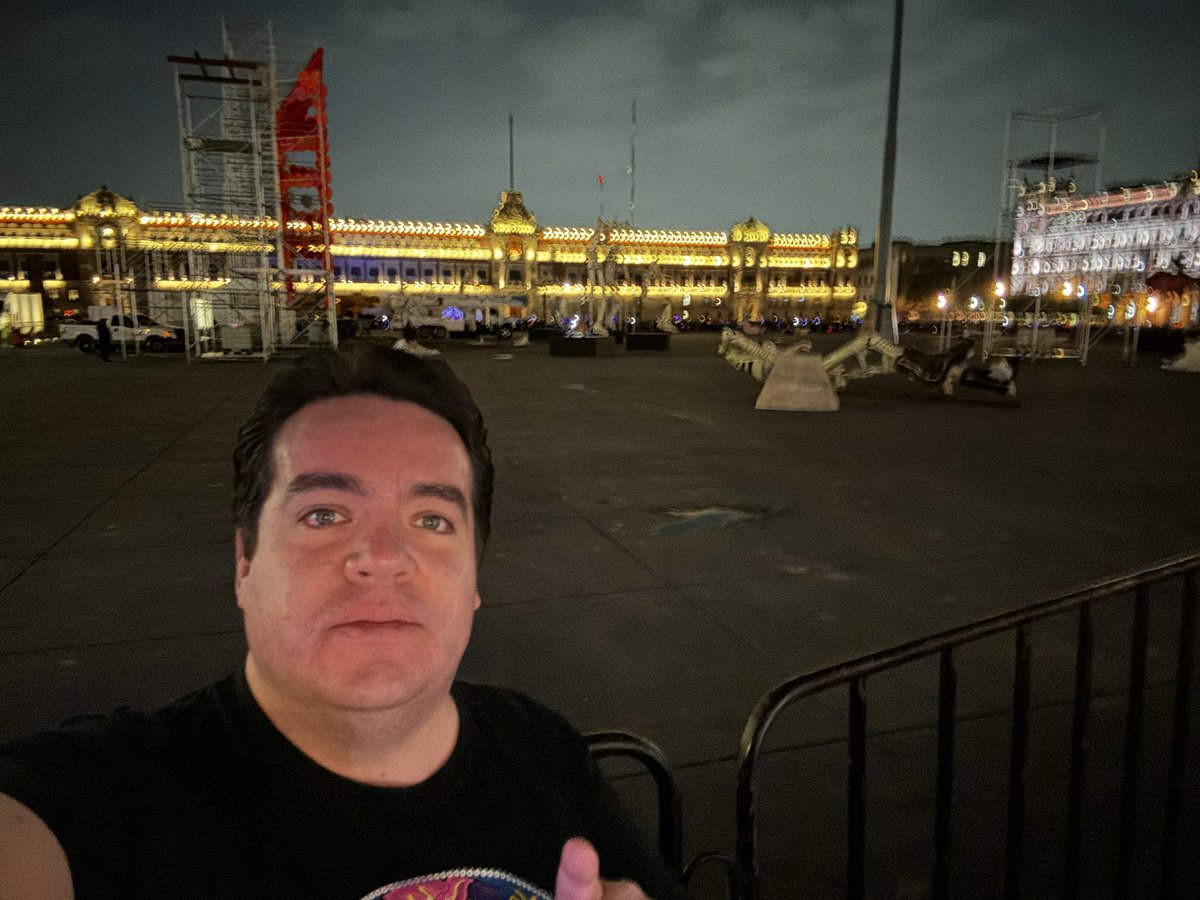 charliedelvalle's tweet photo. Así las cosas en Ciudad de México cuando asistimos a la Mega Procesión de Catrinas de la CDMX #GrandesLíderes 🚌💀✌🏻👱🏻♀️🇲🇽 #VisitaCDMX #VisitaMéxico 🇲🇽 https://t.co/dxKeTF4T0U