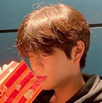 뭐임 윙크하고잇는거 지금알앗어……
안에잇는팝콘보려고 윙크하고잇음 미치겟네 
아 너무귀여워서 하울링할거같다지금