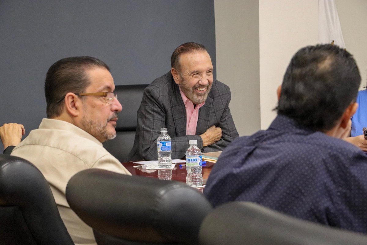 SGGDurango's tweet photo. En reunión encabezada por el Ing. @HectorVelaV, discutimos estrategias para mejorar nuestra colaboración y eficiencia en equipo. Buscamos una SGG más unida y efectiva, ofreciendo mejor servicio a las y los duranguenses.💪
#AccionesConValor https://t.co/OyguCQAd38