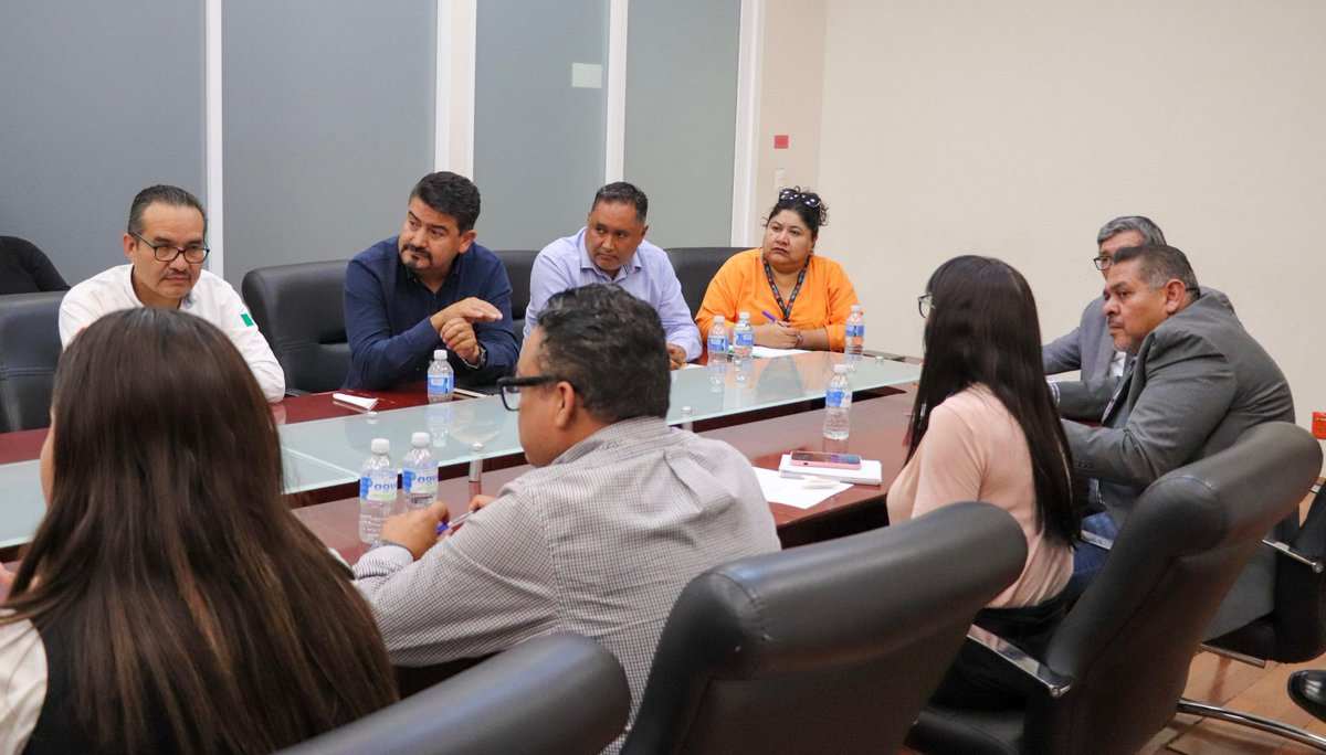 SGGDurango's tweet photo. En reunión encabezada por el Ing. @HectorVelaV, discutimos estrategias para mejorar nuestra colaboración y eficiencia en equipo. Buscamos una SGG más unida y efectiva, ofreciendo mejor servicio a las y los duranguenses.💪
#AccionesConValor https://t.co/OyguCQAd38