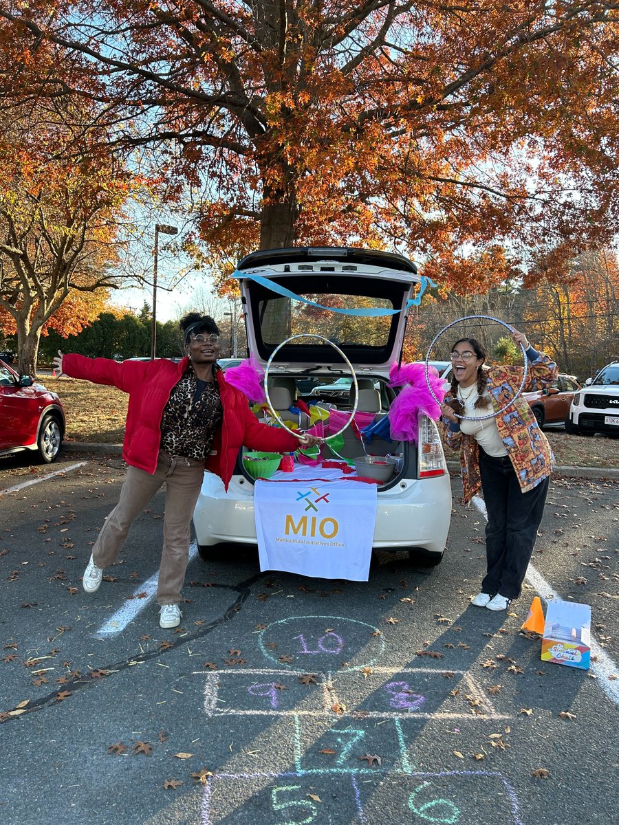 gordoncollege's tweet photo. We love the Harvest Festival! Thanks to our amazing student and campus groups for coming out to serve the community. 🍁🍂🍎 #GordonThrives https://t.co/kpI0M6B3dq