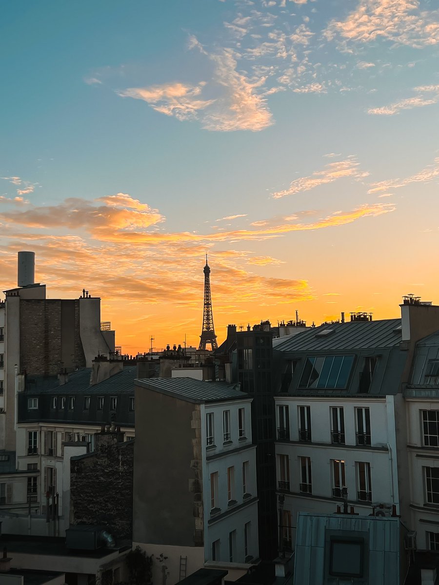 Changer de bureau, et troquer la vue du Sacré Cœur pour celle-là 🌇

#paris #wework @twocircles